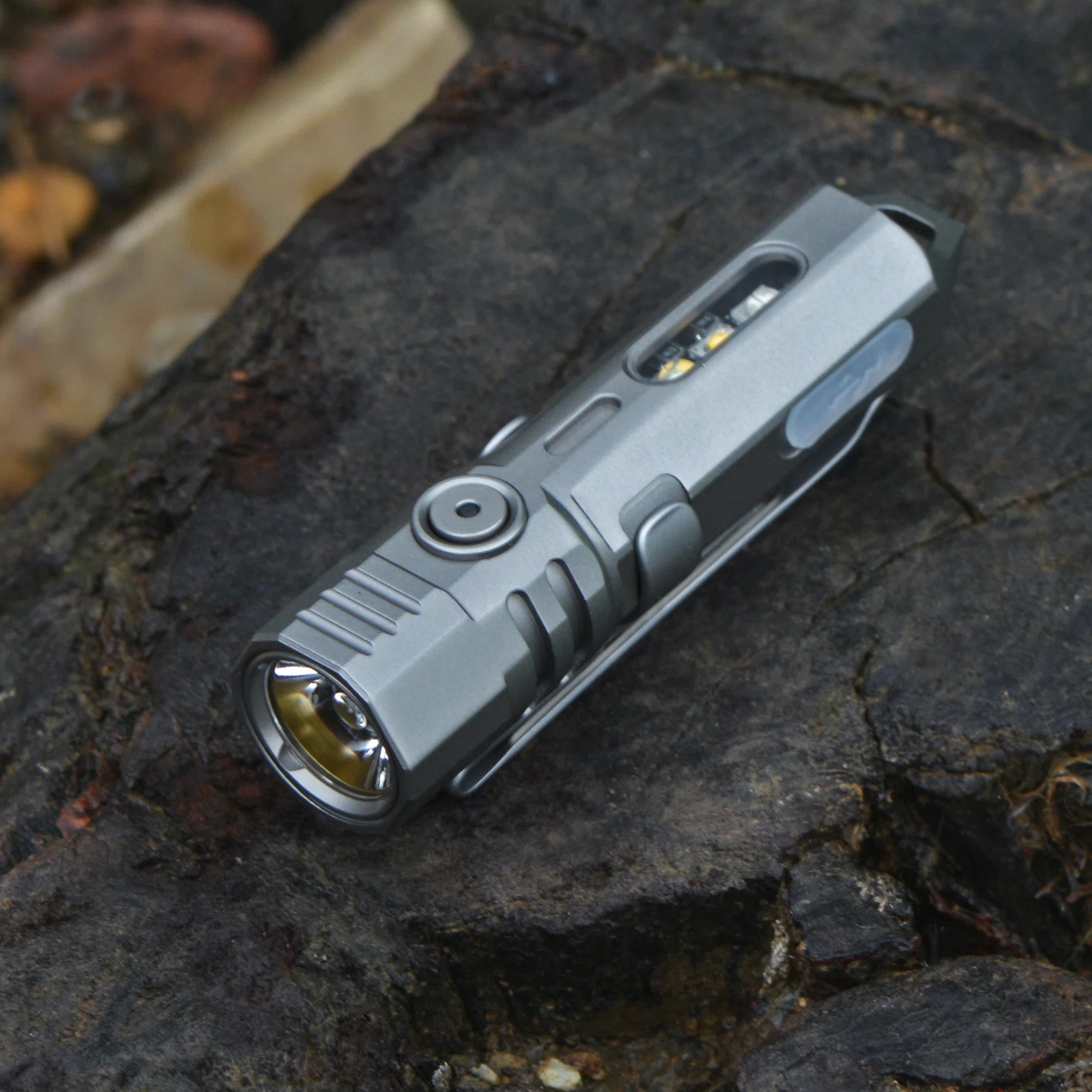 FIELDLUME T4 dual-source EDC torch showing compact titanium body