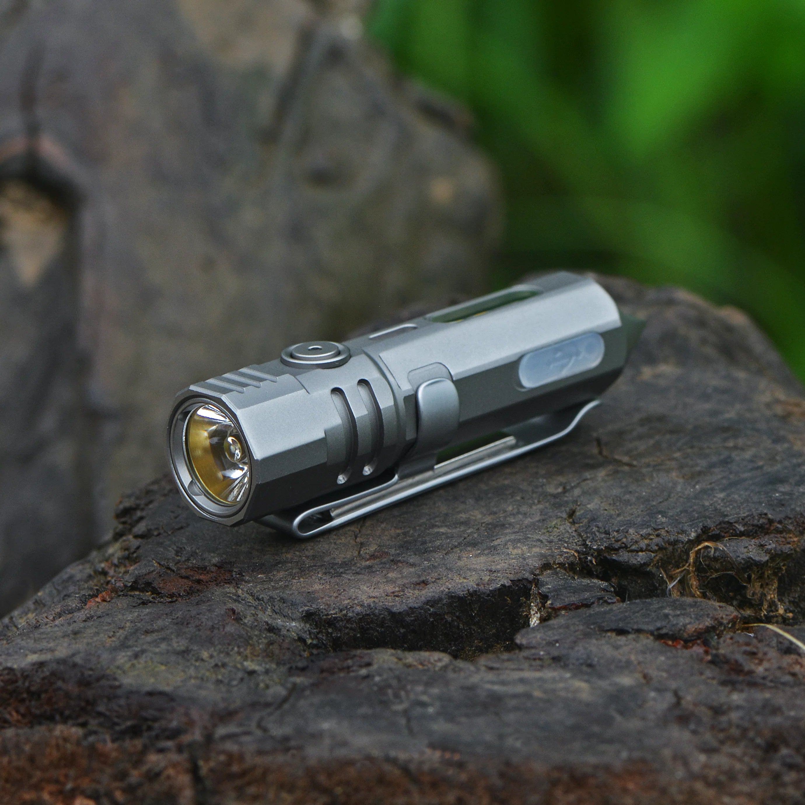 FIELDLUME T4 600LM titanium flashlight with main beam and side light
