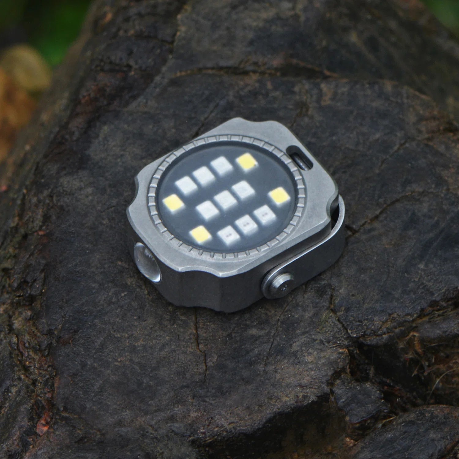 FIELDLUME T8 EDC Lifestyle Scene 01