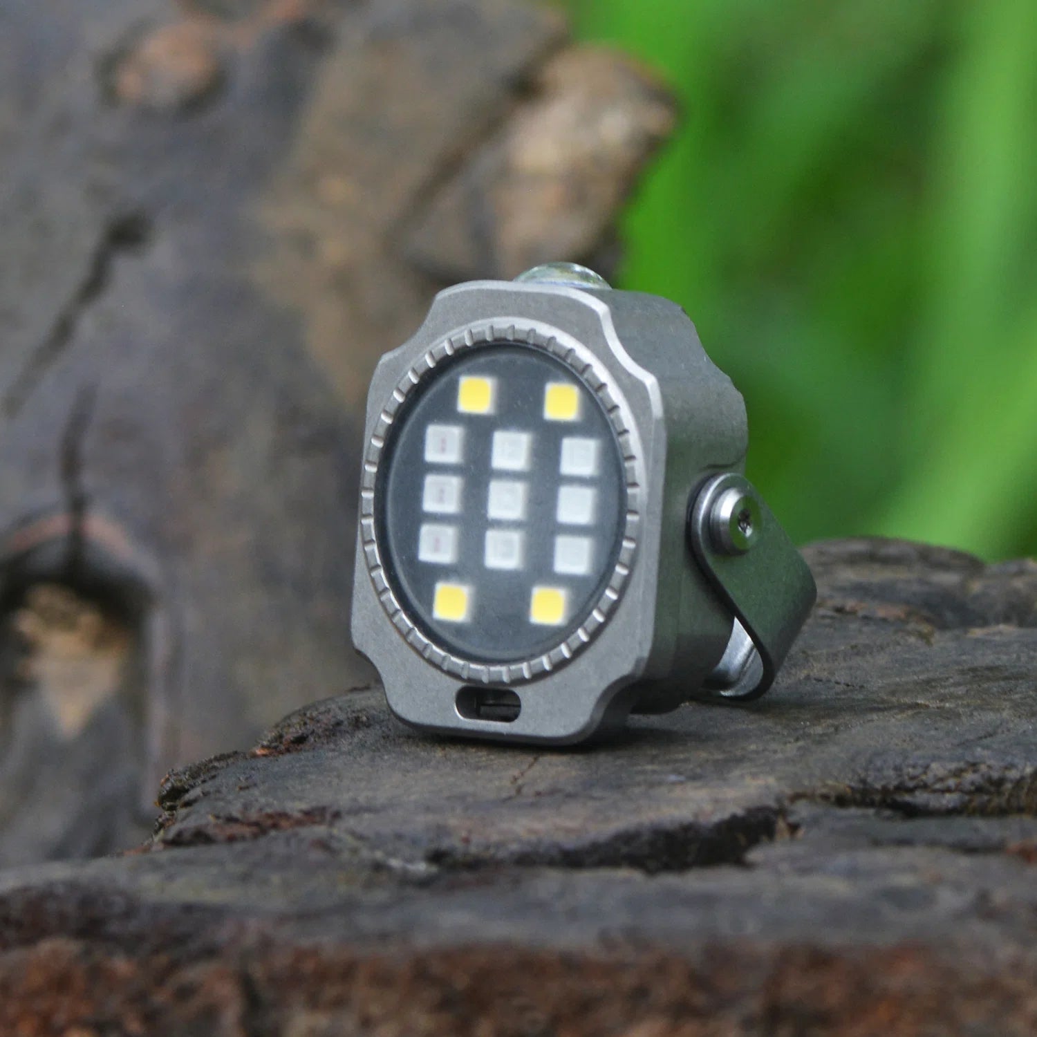 FIELDLUME T8 Titanium EDC Torch Hero 02