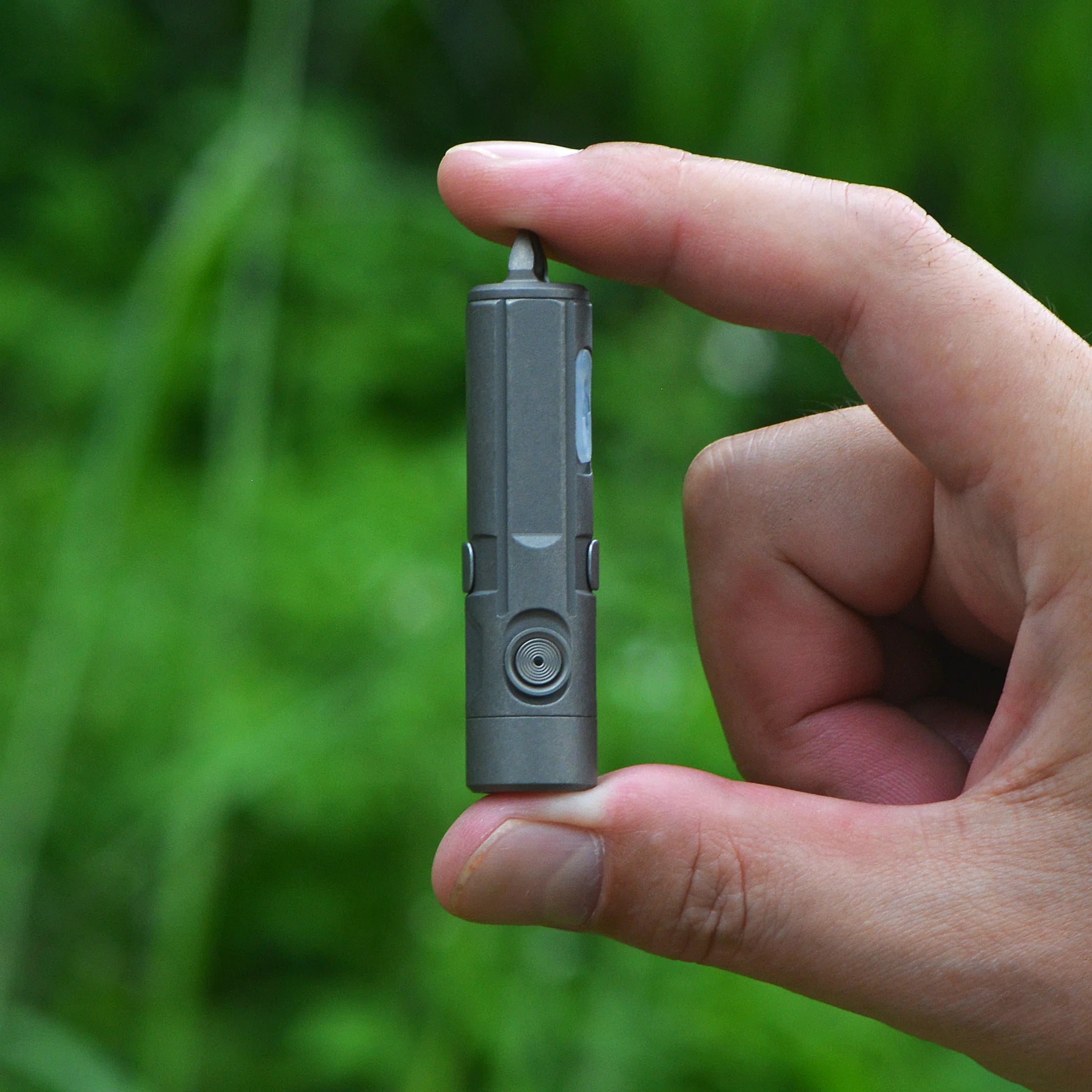 FIELDLUME T2 keychain EDC torch with built-in pry bar detail