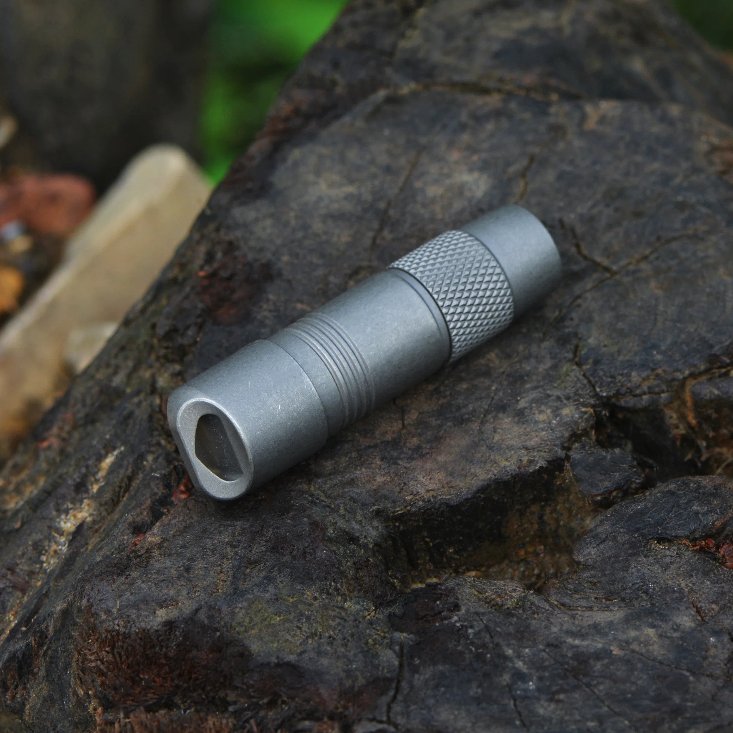 FIELDLUME T3 titanium flashlight side profile and slim body design