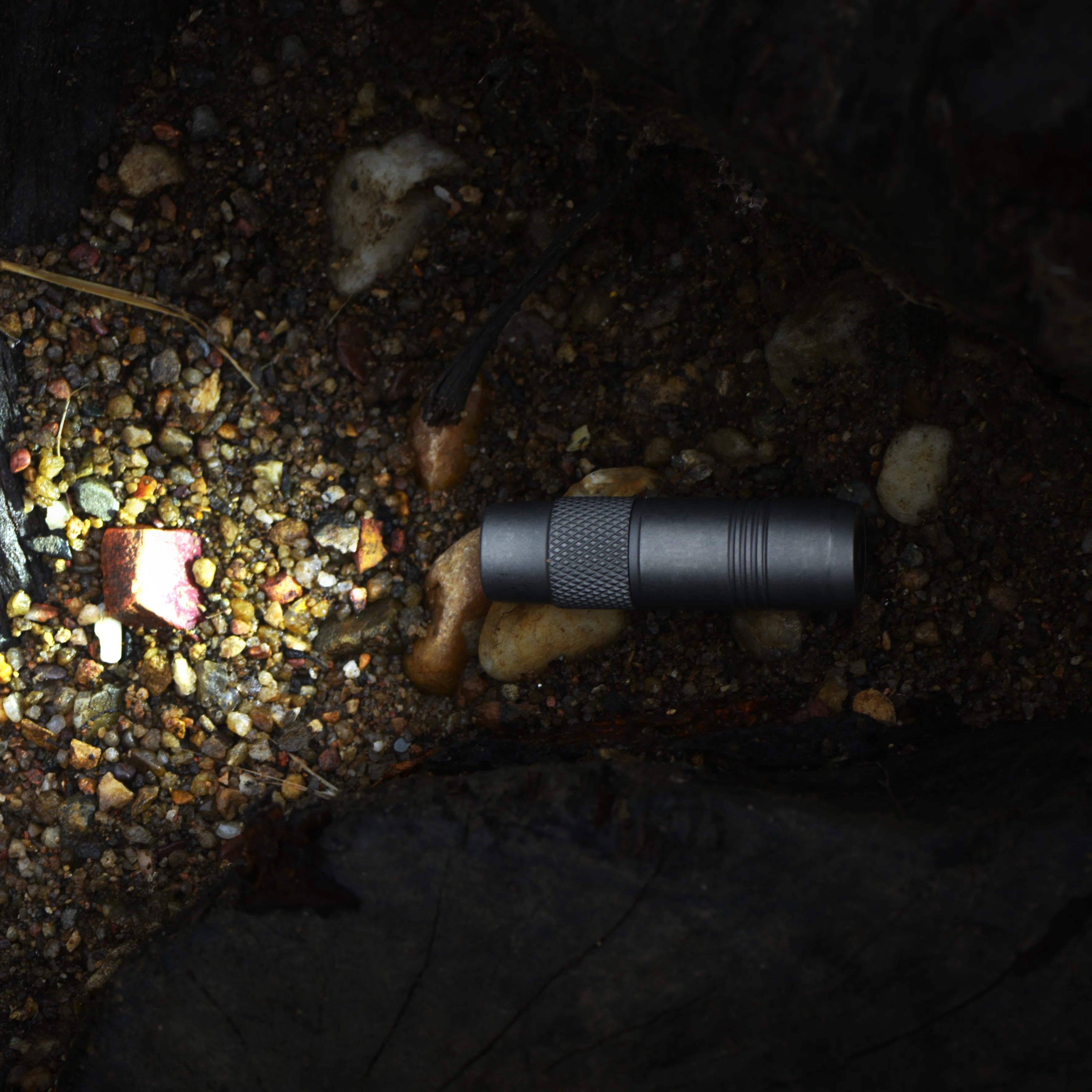 FIELDLUME T3 UV red and white LED modes for compact task lighting