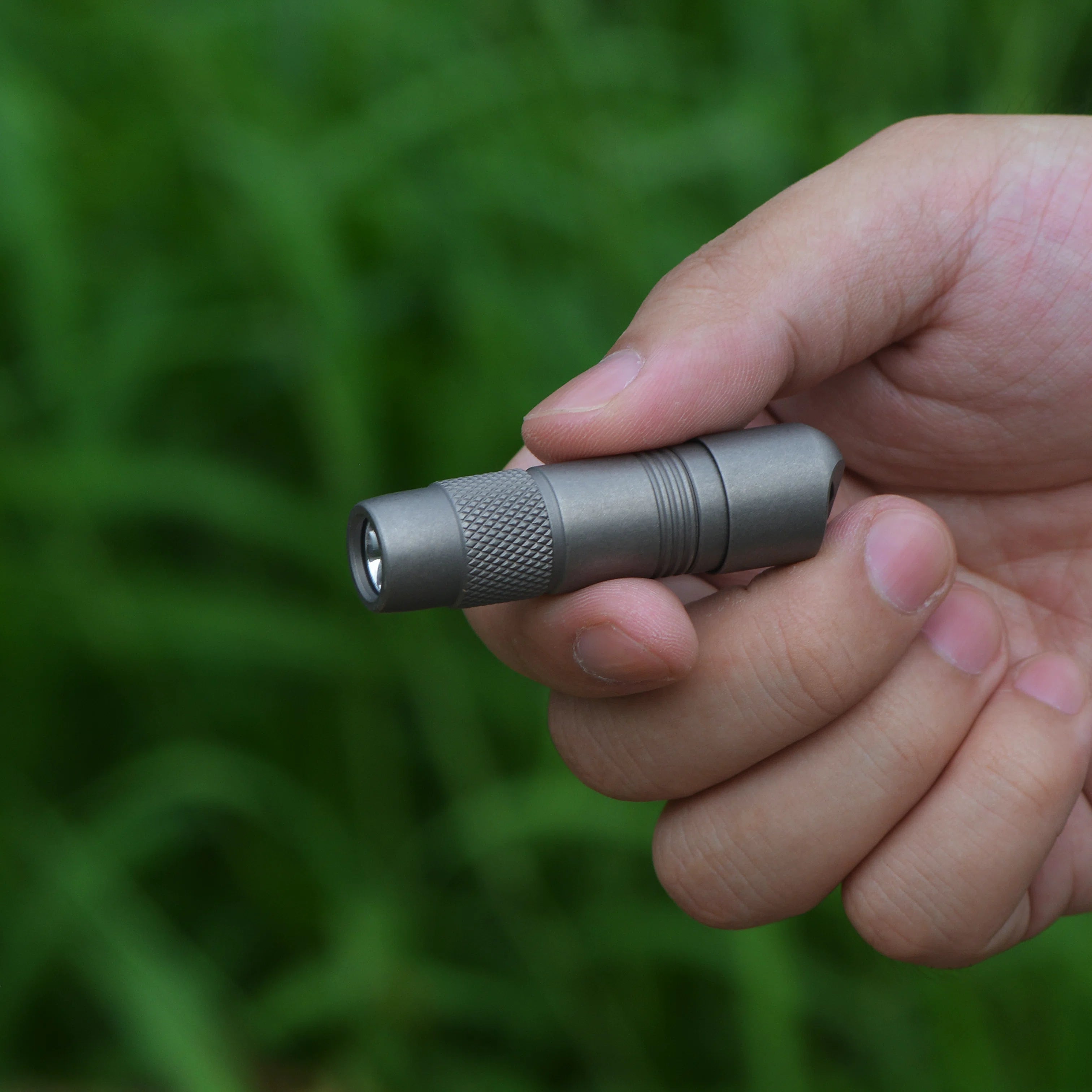 FIELDLUME T3 pocket-size titanium torch with built-in pry bar detail
