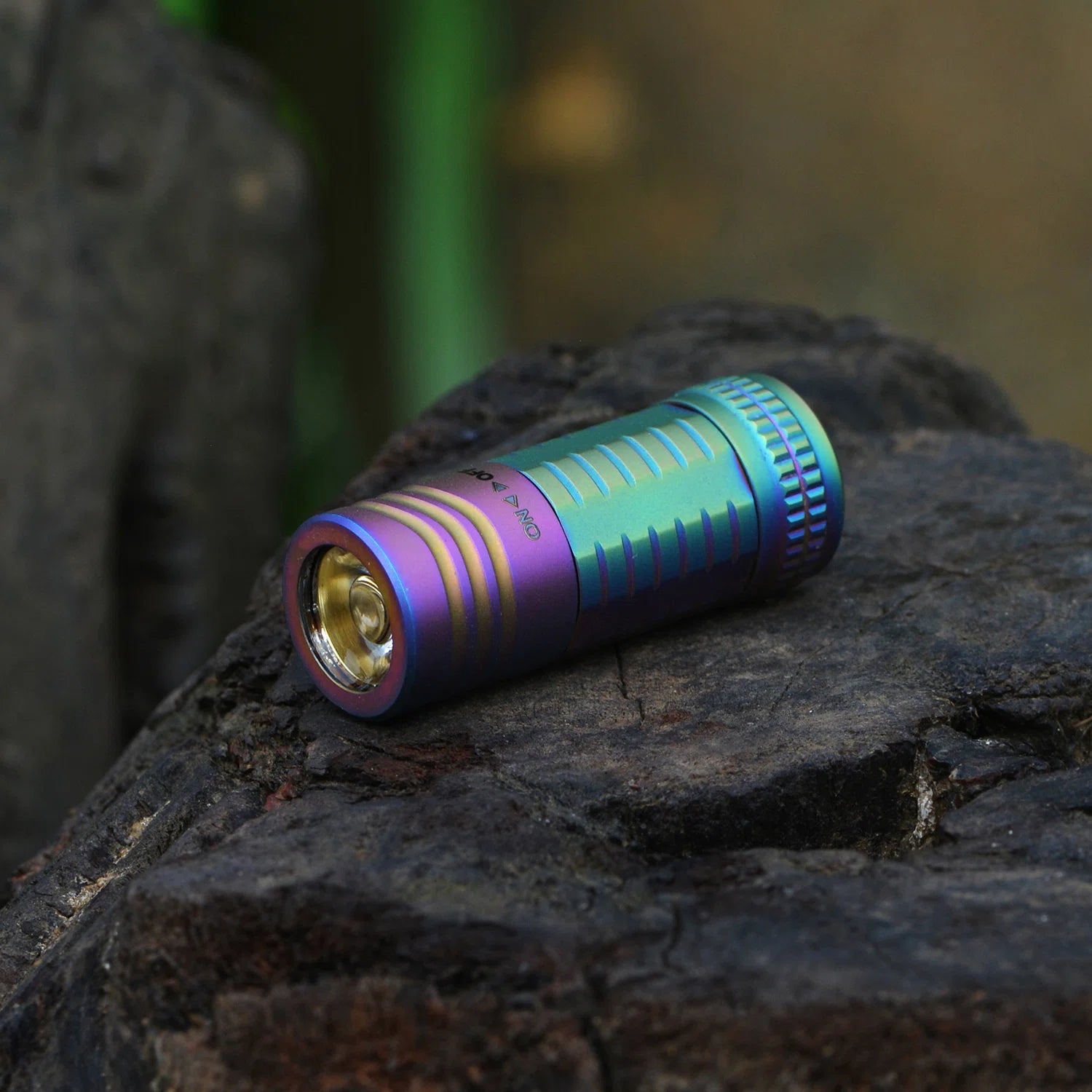 FIELDLUME T6 twist switch titanium flashlight detail view
