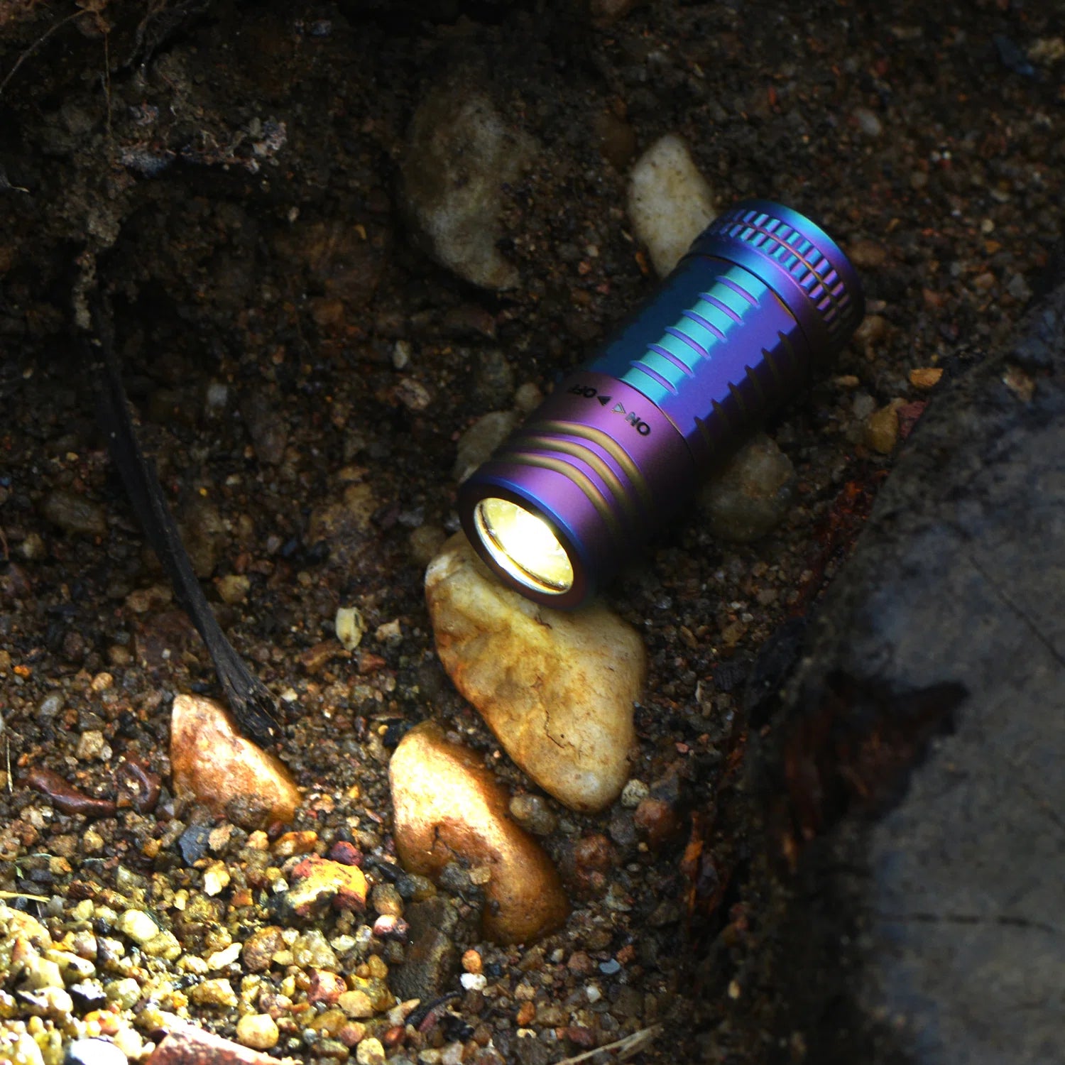FIELDLUME T6 180LM cool white flashlight with twist switch design
