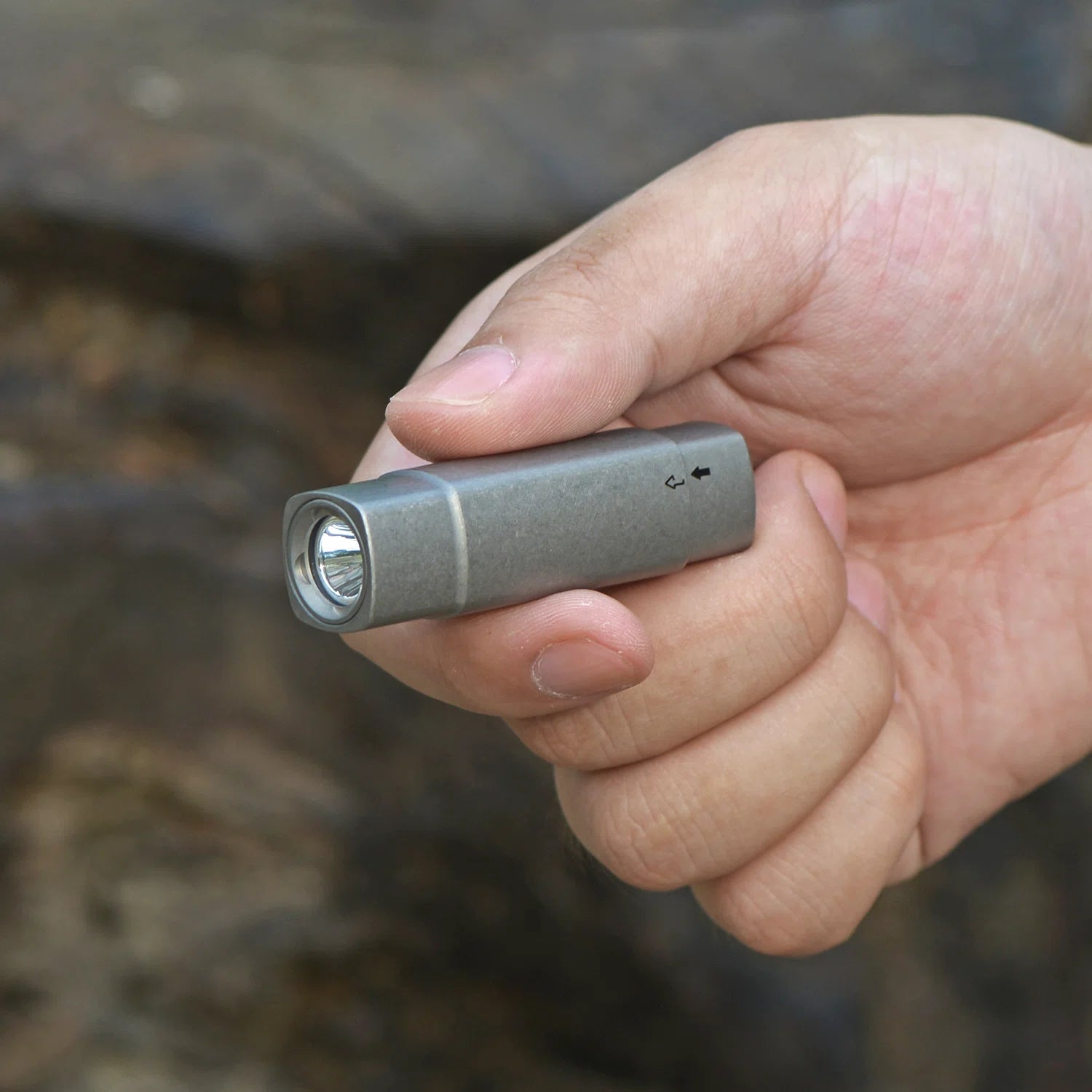 FIELDLUME T7 tail switch titanium flashlight detail for quick activation